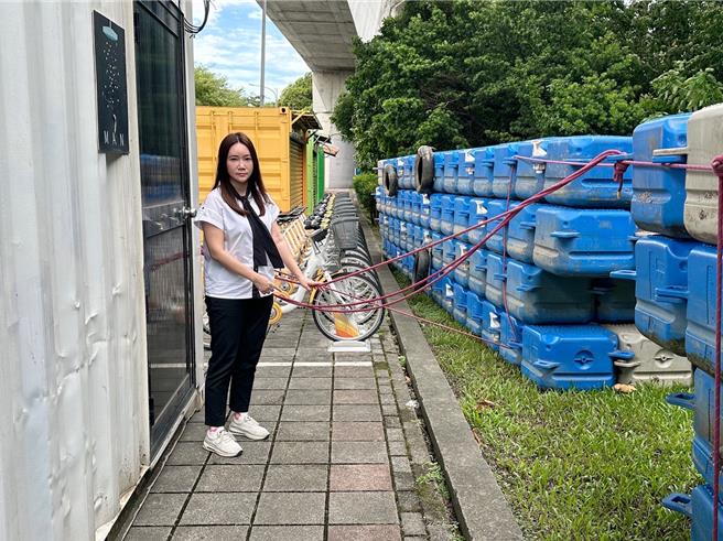 颱风山陀儿袭台，台北市政府也启动各项防颱因应作为，包含行水区内的货柜等非固定物已撤离，没想到却是堆放在河堤外大佳国小的人行道上，挡住人行道和公车进站视线，台北市昨日仍正常上班课，许多大佳国小学童都被逼得走上马路，看起来险象环生。（台北市议员陈怡君提供／刘彦宜台北传真）