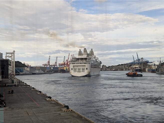 因应颱风改变航程，名胜世界壹号邮轮1日下午出港，却在基隆港西岸客运大楼留下百余名旅客。（张志康摄）