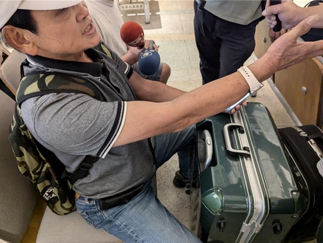 旅客表示，他们身为邮轮会员，才会收到这样的简讯，没想到却被邮轮公司放鸽子，连一句交代都没有。（张志康摄）