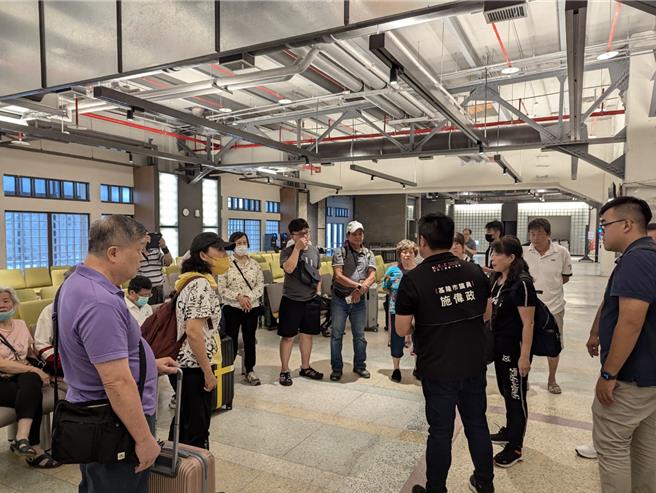 基隆市议员施伟政表示，将协助这些旅客向基隆市消保官陈情，由消保官协助消费者与船公司进行协调。（张志康摄）