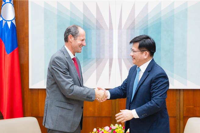 外交部長林佳龍昨天接見新任歐洲經貿辦事處（EETO）處長谷力哲。（取自林佳龍臉書）