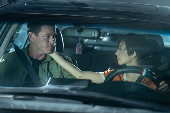 路克伊凡斯（左）直呼桂纶镁（右）光脚开法拉利让他印象深刻。(照片/采昌国际多媒体提供)