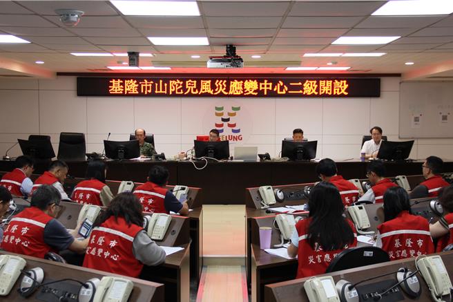 强烈颱风山陀儿持续北上，基隆市消防局表示已完成相关整备，也呼吁市民做好防灾准备。图为风灾应变中心二级开设。（基隆市消防局提供／徐佑升基隆传真）