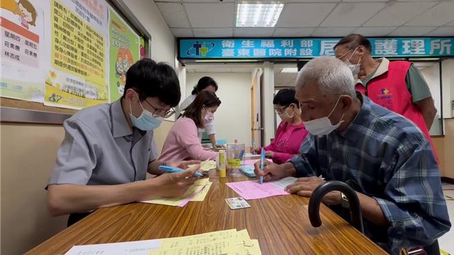 新冠JN.1、流感疫苗1日起开放施打，台东今日虽停班课，卫福部台东医院仍如期开放民眾接种。（蔡旻妤摄）