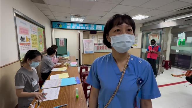 新冠JN.1、流感疫苗1日起开放施打，卫福部台东医院护理长李淑玲表示，台东今日虽停班课，卫福部台东医院仍如期开放民眾接种。（蔡旻妤摄）