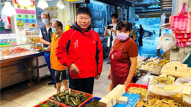 台東市長陳銘風（左三）前往中央市場視察民生物資供應情形。（蕭嘉蕙攝）