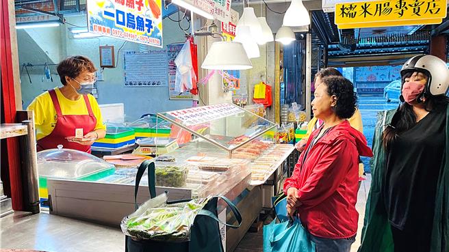 民眾趁颱風假出門採買，中央市場買氣熱絡。（蕭嘉蕙攝）