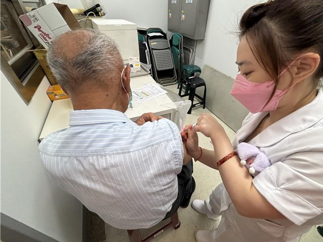 2024年公费流感疫苗10月1日开打，不少符合公费流感疫苗接种对象民眾赶在开打首日就到医院接种。（冯惠宜摄）