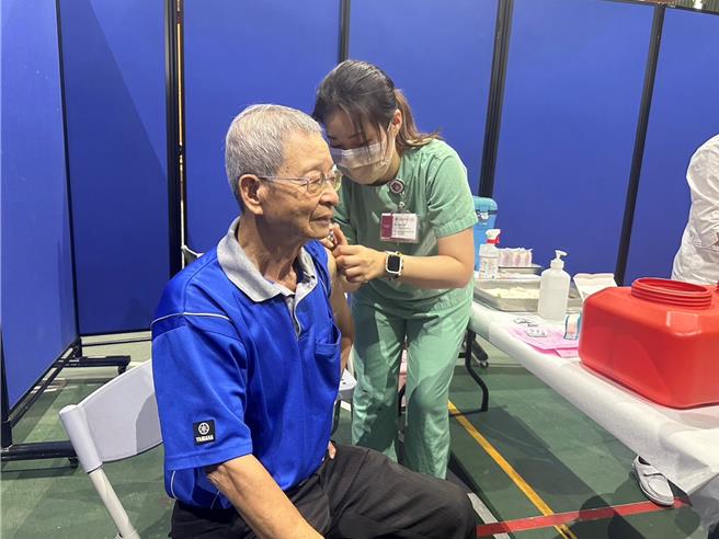 云林县政府1日于北港镇南阳国小举办「流感及新冠疫苗开打」记者会，县长张丽善表示为方便民眾接种，县府提供多元管道，呼吁民眾及早接种，降低重症感染风险。（张朝欣摄）