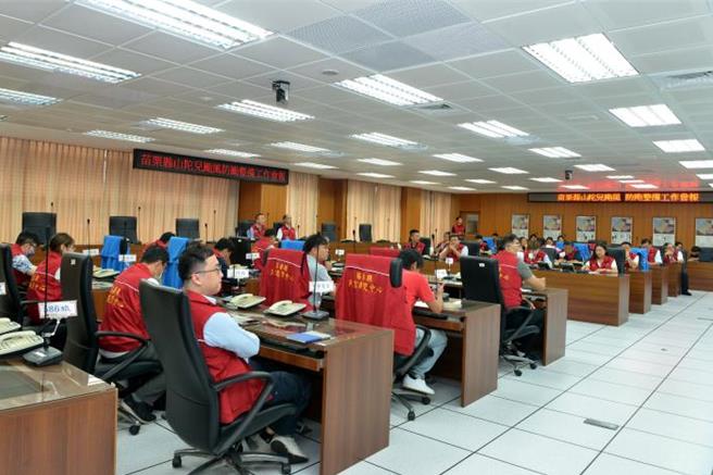 1日上午，苗栗县政府秘书长陈斌山在苗栗县灾害应变中心召开整备会议。（苗栗县政府提供／谢明俊苗栗传真）