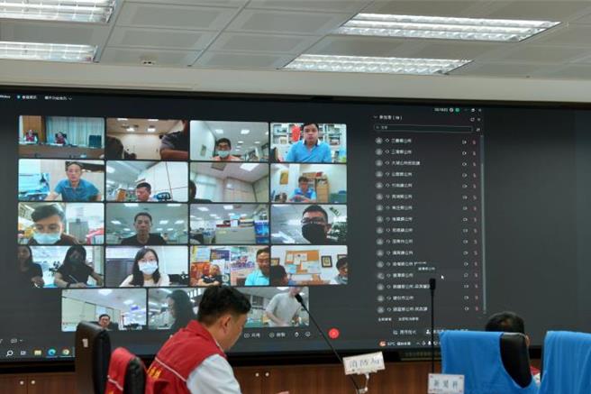 1日上午，苗栗县政府秘书长陈斌山在苗栗县灾害应变中心召开整备会议，首次与18乡镇市公所连线。（苗栗县政府提供／谢明俊苗栗传真）