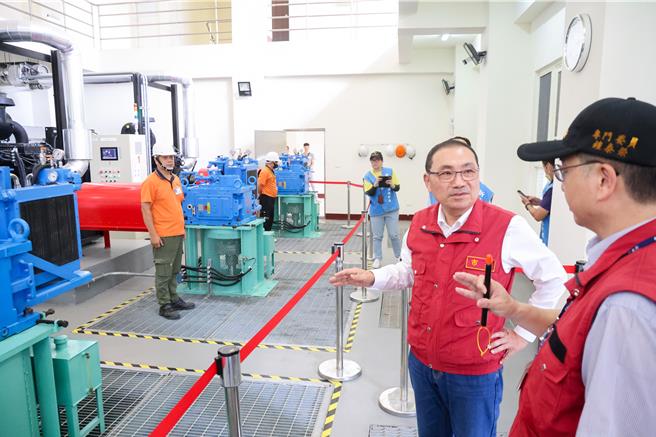 新北市長侯友宜今（1）日前往新店區大鵬抽水站視察，指示市府團隊全力做好防治淹水的工作，並加強巡查與預警系統。（新北新聞局提供）