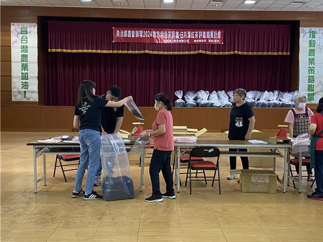 鱼池乡农会每年秋季举行日月潭红茶评鑑，1日起连续3天举行缴交茶样作业，首日收了274件。（杨静茹摄）