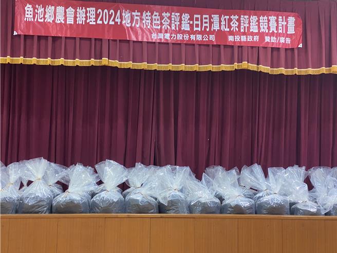 日月潭红茶今年度产量稳定，报名评鑑茶农踊跃，首日就缴了274件茶样，较去年首日261件、多13件。（杨静茹摄）