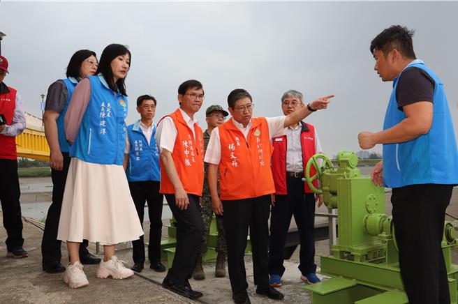 新竹縣長楊文科（舉手者）1日中午至新竹縣風災災害應變中心聽取防颱簡報，下午視察鳳山溪拔子窟1號堤防。（新竹縣府提供／邱立雅竹縣傳真）