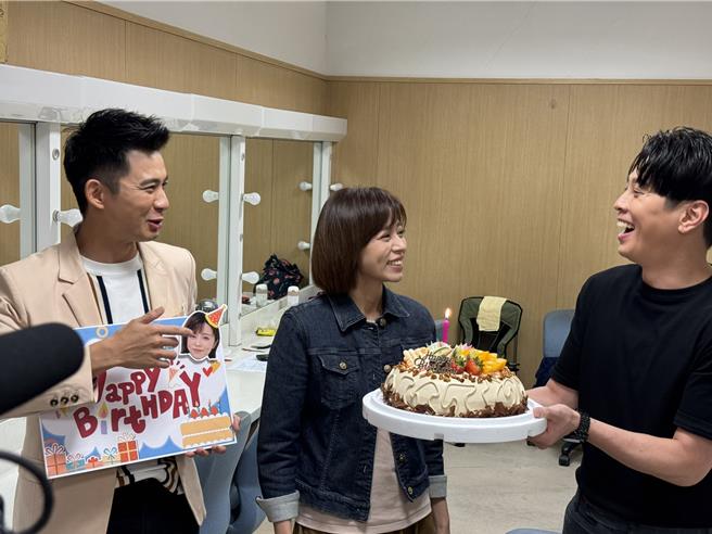 曾子益（左）、吳東諺（右）為王瞳慶生。（民視提供）