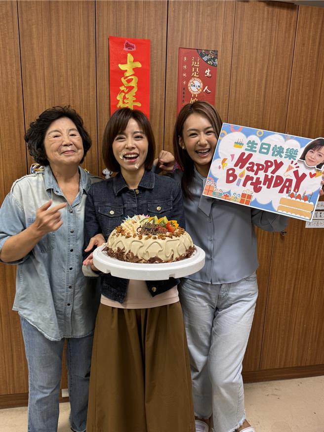 王滿嬌（左）、李又汝（右）為王瞳慶生。（民視提供）