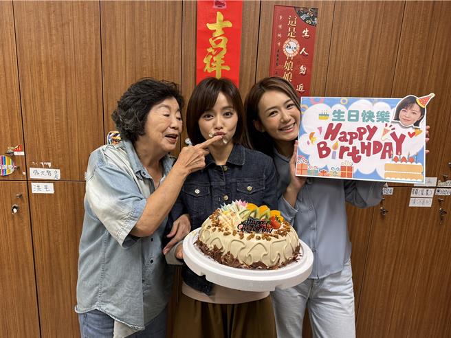 王滿嬌（左）、李又汝（右）為王瞳慶生。（民視提供）