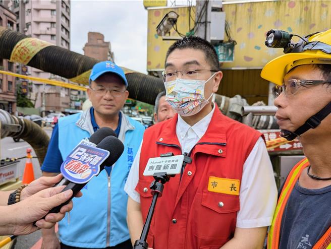 基隆市长谢国梁（中）罢免案的说明会原订10月3日晚间7时举行，基隆市选委会宣布，若当天放颱风假，则顺延至7日举办。（张志康摄）