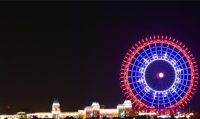 丽宝乐园渡假区天空之梦摩天轮结合红、蓝、白三色的光束，秀出象徵着国旗的国庆限定灯光秀。（丽宝乐园渡假区提供／吴娮翎台北传真）