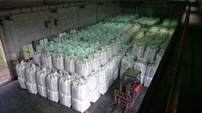 宜蘭縣政府環保局已獲環境部環境管理署核定補助費用逾1.2億元，推動焚化飛灰再利用計畫，將經處理後的水洗灰作為水泥業天然砂石替代原料。（宜蘭縣政府環保局提供／吳佩蓉宜蘭傳真）