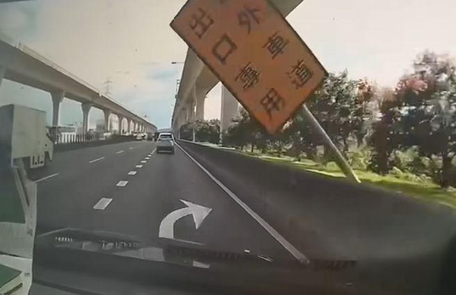有駕駛今上午開車行經國道1號北向53公里內壢路段時，遭到標誌牌擊中。（圖／翻攝自車輛交通事故研究所）