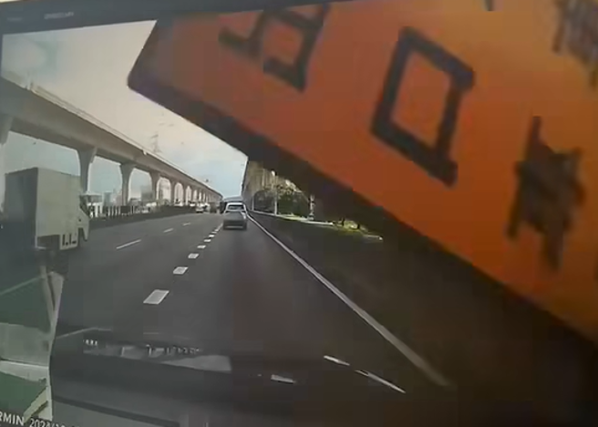有駕駛今上午開車行經國道1號北向53公里內壢路段時，遭到標誌牌擊中。（圖／翻攝自車輛交通事故研究所）