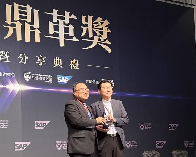 员荣医疗体系员荣医院参加「鼎革奖」，拿下「年度最佳医疗机构精锐奖」，员荣总院长张克士（右）今（1）日由数位发展部数位产业署长吕正华（左）手中拿下奖座。（员荣医院提供／叶静美彰化传真）