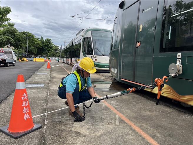 高雄捷运防范强颱来袭，轻轨车辆採缆绳固定避免遭强风吹袭受损。（高雄市捷运局提供／任义宇高雄传真）