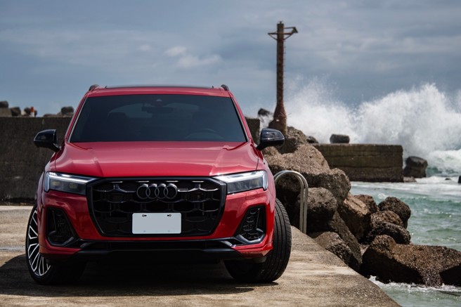 Audi高性能七人座旗舰SQ7让车主在兼顾驾驭乐趣与家庭需求中享有完美平衡，试驾车为火耀红Chili Red车色。（陈大任摄）