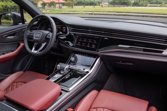 仪表控台採用高亮泽黑色按键搭配铝质按键。（陈大任摄）