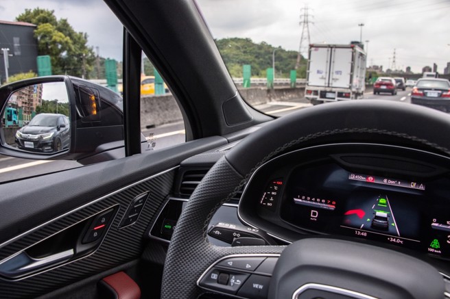 后视镜盲点警示与仪表同步。（陈大任摄）