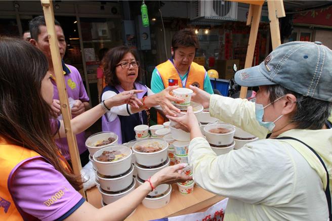国际狮子会300 B1区结合许多分会及店家，今天发放500份便当给三重区弱势民眾。（王威元提供）