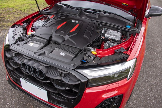 4.0L V8心臟将引擎室塞得满满的，局予人充满扎实动力的感受。（陈大任摄）