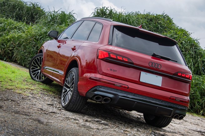 在越野模式下会升高车身，加大跨越障碍的能力。（陈大任摄）