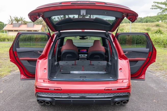 行李厢空间可自原本793L扩大至1921L升。（陈大任摄）