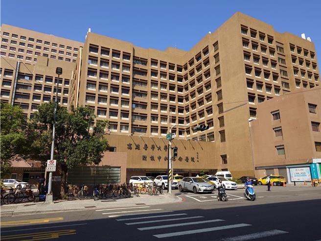 高雄三大医学中心明天因应颱风来袭停班停课，宣布暂停门诊服务，开设颱风特别门诊，详情请依医院公告。（任义宇摄）