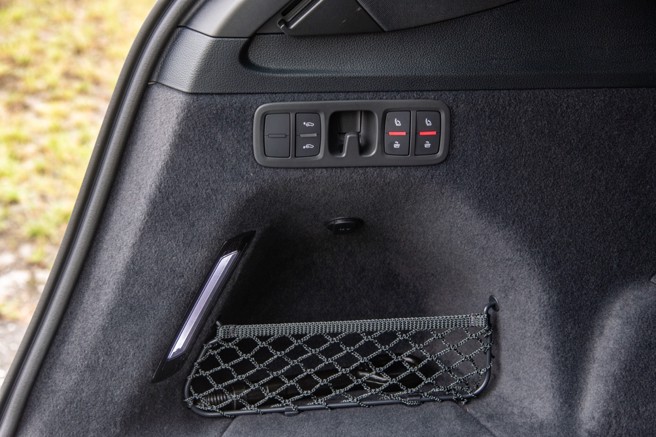 后排座椅可电控调整收折，车尾也可升降以提高置物便利性。（陈大任摄）