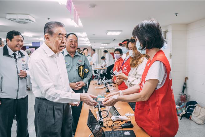 李栋梁感谢松山医院军医守护荣民眷健康。军闻社提供