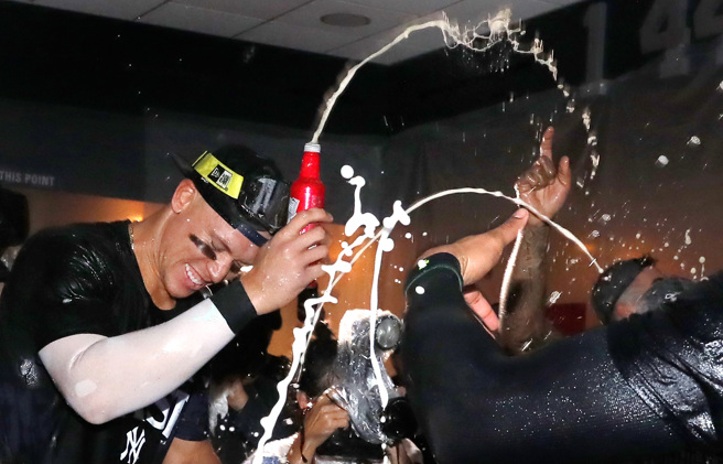 2024年9月26日，纽约洋基队夺得美国联盟东区冠军后，贾级与队友一起庆祝。 （路透社）