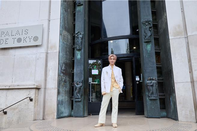 炎亚纶日前赴巴黎时装周看秀。（晴空鸟提供）