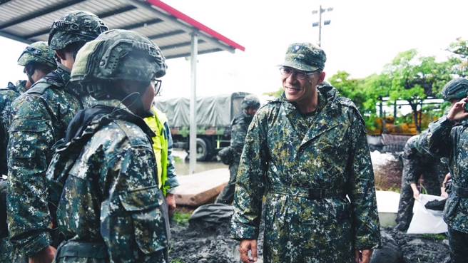 第4作战区指挥官廖中将于林边乡公所慰勉灾防整备官兵。(第八军团提供)