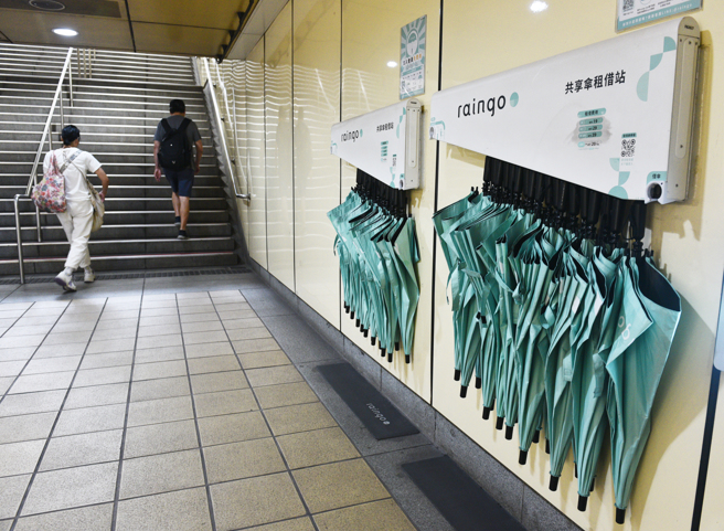 台北捷运提供的租借伞、以及免费爱心伞服务，都让韩国旅客感到神奇和贴心。（图／中时资料照）