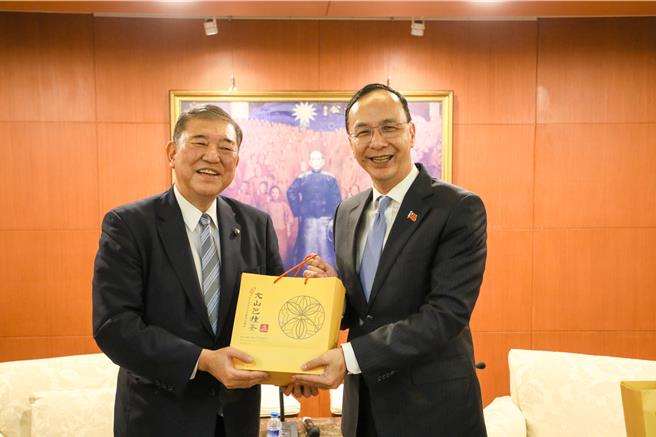 國民黨主席朱立倫今年8月曾會見日本眾議員石破茂率領的「思考日本安全保障議員之會」訪團。（國民黨提供）