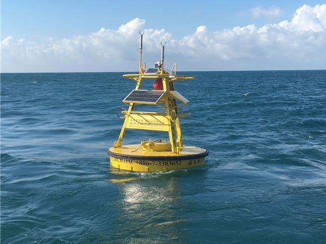 国海院海洋资料浮标（见图）可监测海上波浪、海流、强风等资料，即时回传到国家海洋资料库及共享平台（NODASS），提供防、救灾应变参考。（国海院提供／林瑞益高雄传真）
