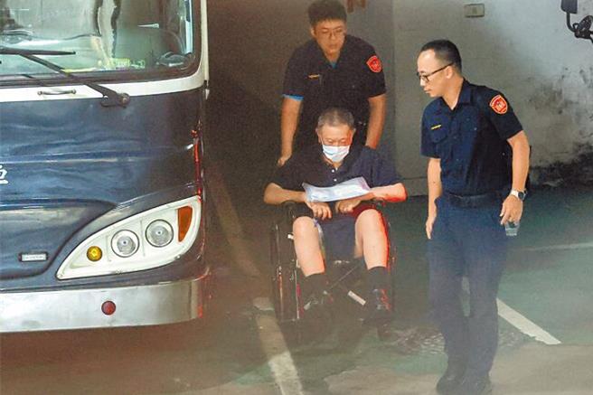 沈慶京因京華城弊案遭到收押禁見，屢次出現在鏡頭前都是乘坐輪椅疑似身體非常虛弱，今（1）日又再度傳出戒護送醫。（鄧博仁攝）