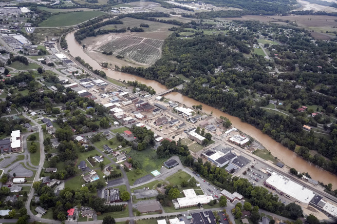 美國南方田納西州同遭颶風海倫肆虐，圖為州境北部紐波特市（Newport）鴿河（Pigeon River）氾濫慘況。（美聯社）