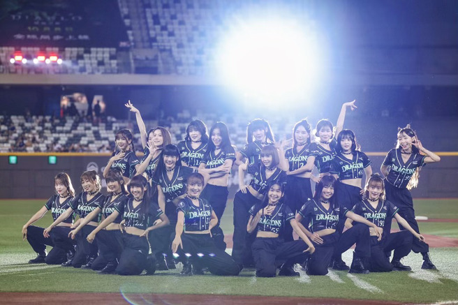 小龙女全员到齐，为今年最后一舞尽情表演，让球迷们大饱眼福。（图／Dragon Beauties小龙女FB）