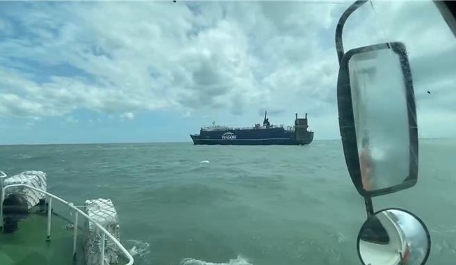 金门海巡队出动巡防艇针对未获申请许可之锚泊货轮实施广播驱离及搜证，后续将依法将相关驱离搜证船舶资料函送金门港务处依法裁处。(图／海巡署提供)