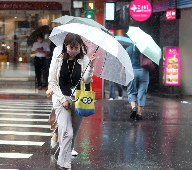 明（2）日山陀兒颱風逐漸接近，花蓮縣、台東縣、屏東縣及中南部山區有局部豪雨等級以上降雨發生的機率。（示意圖，劉宗龍攝）